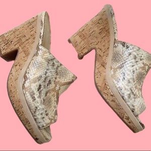 Like New! Johnston & Murphy Angie Taupe Snakeskin Leather Mules Size 6